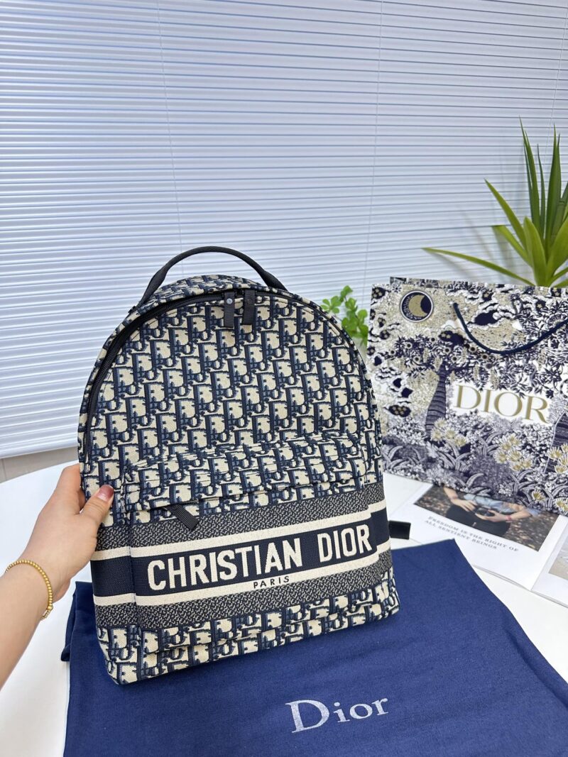 Dior letter canvas bag with cowhide, perfect for both men and women in spring and summer retro style. This bag hits the heart with just one glance, featuring a neutral blue herringbone embroidery and old flower waterproof technology fabric. Dior's co...
