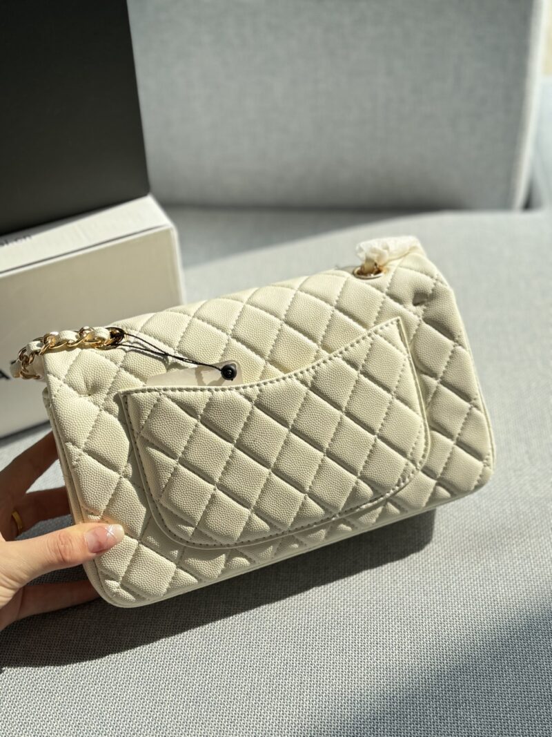 220 folding box
size：23.5×14
CHANEL Classic Flap CF Series Caviar Chain Bag with Lid Cover, Single Shoulder Crossbody Bag
The soft and sticky texture of the leather is very good and elegant, but it still needs to be vintage~
Exquisite and compact,...