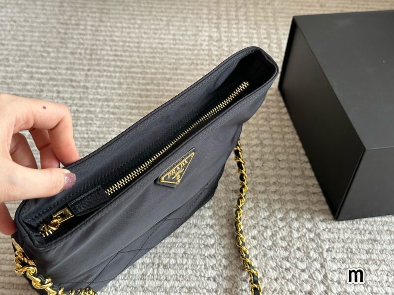 240 boxes
size：20cm
Prada Hobo Vintage Underarm Bag
Zhuzhu nylon chain bag of the same style!
Minimalist yet sophisticated chain bag
Being carried by the celebrity Zhu Zhu immediately became popular!
Nylon is lightweight, practical, durable, and ea...