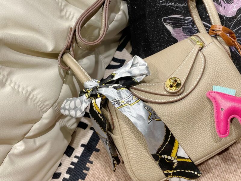 Folding box ? Airplane Box
Hot products, hot products, beautiful
Hermes Lindy Mini
Super versatile!
Size：19*12cm