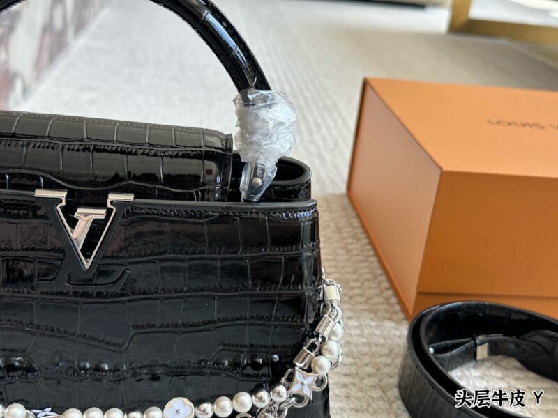 490e20968f.jpg 360 gift box cowhide
size :20cm
L Capucines handbag
Full grain grain top layer cowhide!
It feels low-key but has a luxurious texture!!
classic! classic!