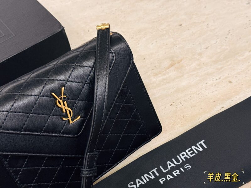 491185a4d1.jpg 310 sheepskin/box
size:20*14cm
Saint Laurent YSL sheepskin envelope bag
Lenscope envelope package
Recommended classic bags!
Especially suitable for summer, dear!