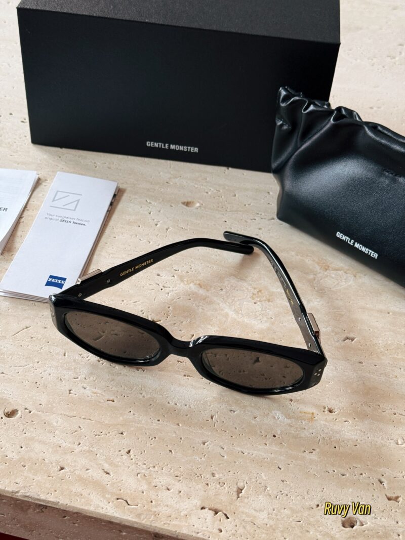 49152d4fcf.jpg 190 Pack
GM Ruvy Van jewelry collection is really beautiful~
Stylish girl's 25 year new must-have GM sunglasses!
Diamond black ultra wide and face covering
Cool and shining stars all have it~