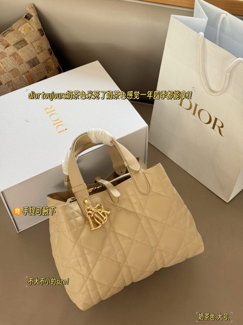 300 310 box upgraded version again
Size: 23x15cm (small size)
28 * 21cm (large size)
D's super popular Toujours shopping bag
I personally think the bag design is really durable!
I can't refuse anything gentle in beige color!
No big, no small!