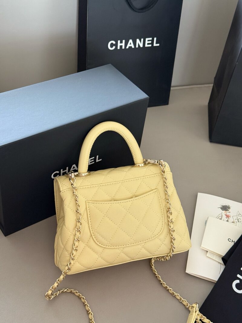 492e76e377.jpg 230 box
Size: 19 * 14cm (small)
Cute and lovely chicken yellow/very suitable for summer color matching~
Xiaoxiangjia Coco Handle Handbag
Grain leather material
Original hardware!