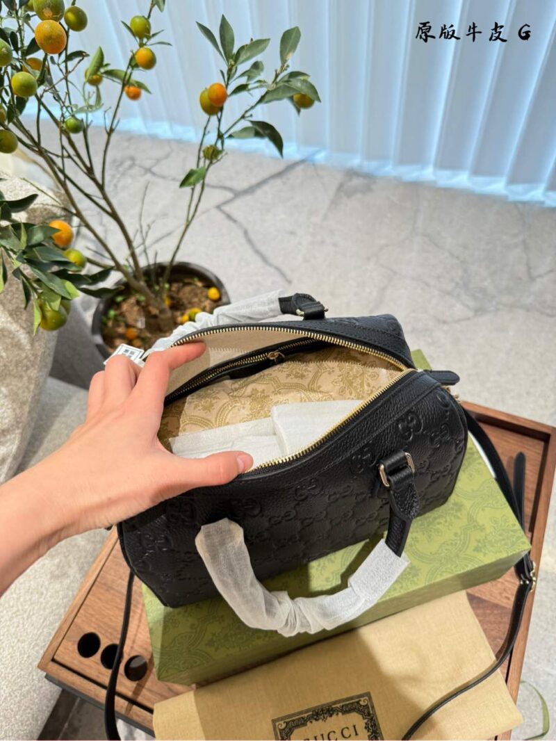 Gucci Boston
Shine brilliantly in the new series. The series reinterprets classic patterns with creative design and innovative features, injecting a touch of timeless fashion into daily styling. The super double G pattern is presented with eye-catchi...