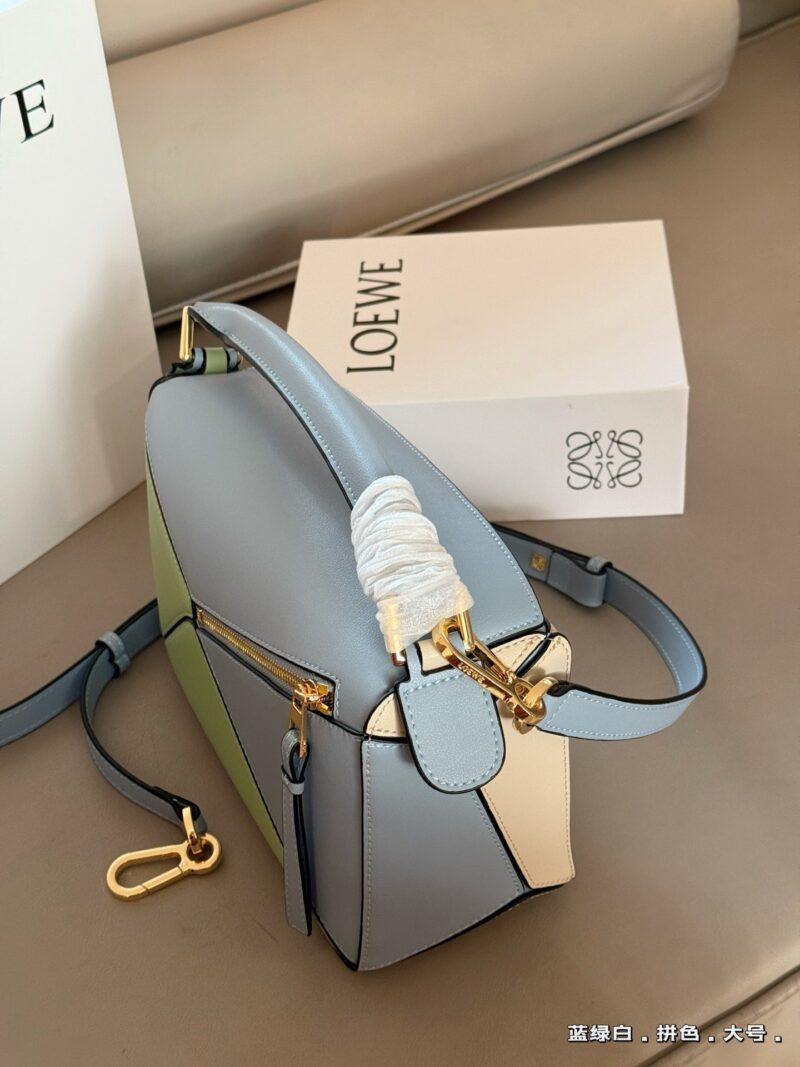 4946f487f6.jpg 225 255 box
Size: 18 * 10cm (mini)
24 * 15cm (large size)
Loewe Geometry Package Puzzle
Truly cannot be missed,
?? Cowhide quality!
Completely hold on!
Puzzle's blue-green and white color matching
Advanced high is about to overflow!