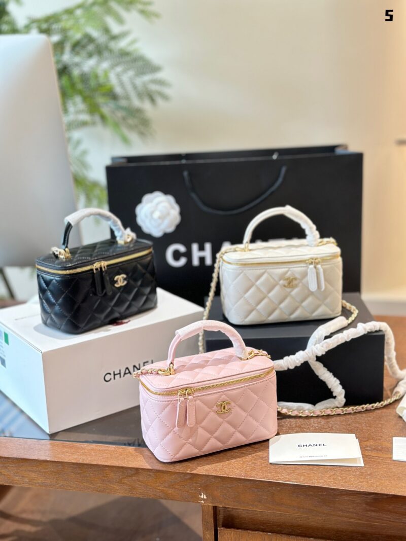 Chanel P225
Chanel shiny gold standard diamond patterned sheepskin handle long box bag, hand-held single shoulder crossbody bag without mirror, 31 open
Brand new with ID card/dust bag as the preferred gift in foldable box packaging