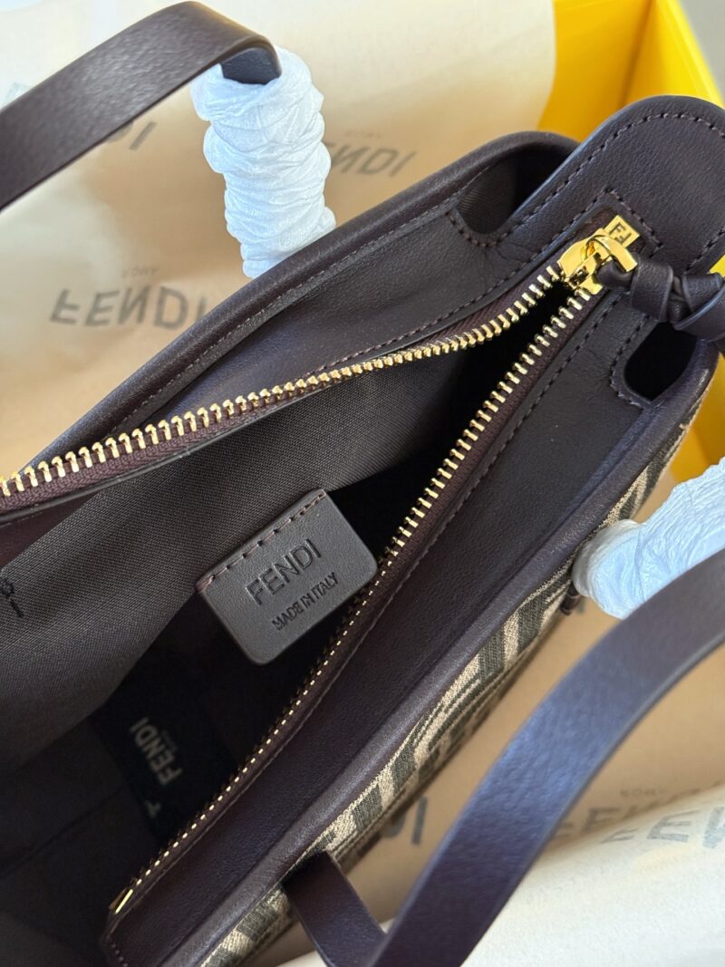 4970020a17.jpg 210 box
size:16*13cm
Fendi F Home
This small vegetable basket is really amazing,
I love it so much!
Full of vacation atmosphere,
Although it is small, it can also be packed very well,
A super lightweight small bag that can also be worn diagonally!
