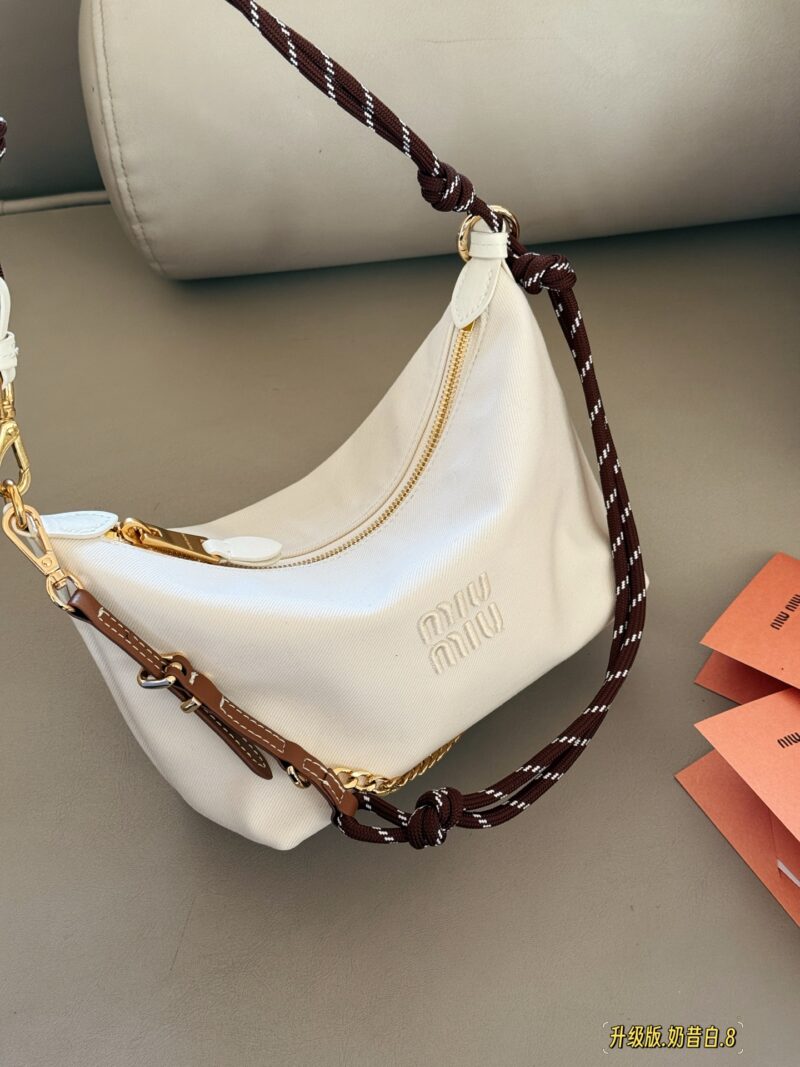 497f2a7c8f.jpg 220 box upgrade version
Size: Bottom width 18 * 15cm
Miumiu canvas style small lunch box~
Bring your own surfing rope!!
MiuMiu's latest lunch box bag!!
The king of cost-effectiveness
The new early spring model has been launched with a loud bang!!
Her...