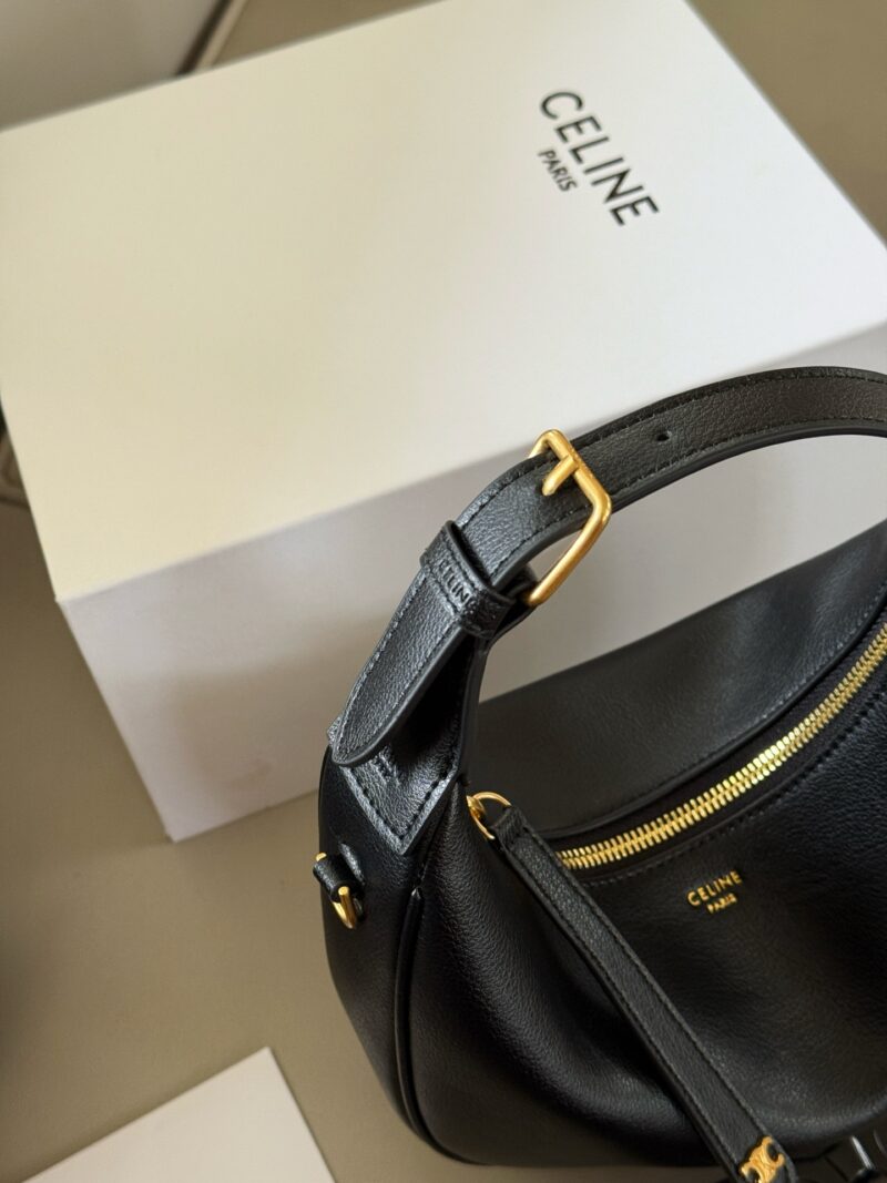 49a29b33a3.jpg 200 boxes
A gift that both mom and I would love
Size: Upper width 24 * 15cm
CELINE's latest handbag, Teen LULU
Handheld, shoulder back, and crossbody can be switched freely,
Single shoulder back with casual elegance!