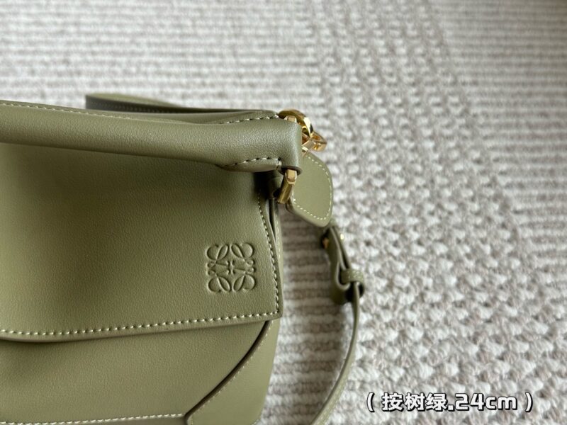 260 boxes
Size: 24 * 15cm (large)
Loewe Geometry Package Puzzle
A very textured color,
Green Puzzle Edge is very advanced!
?? Cowhide quality!
Completely hold on!