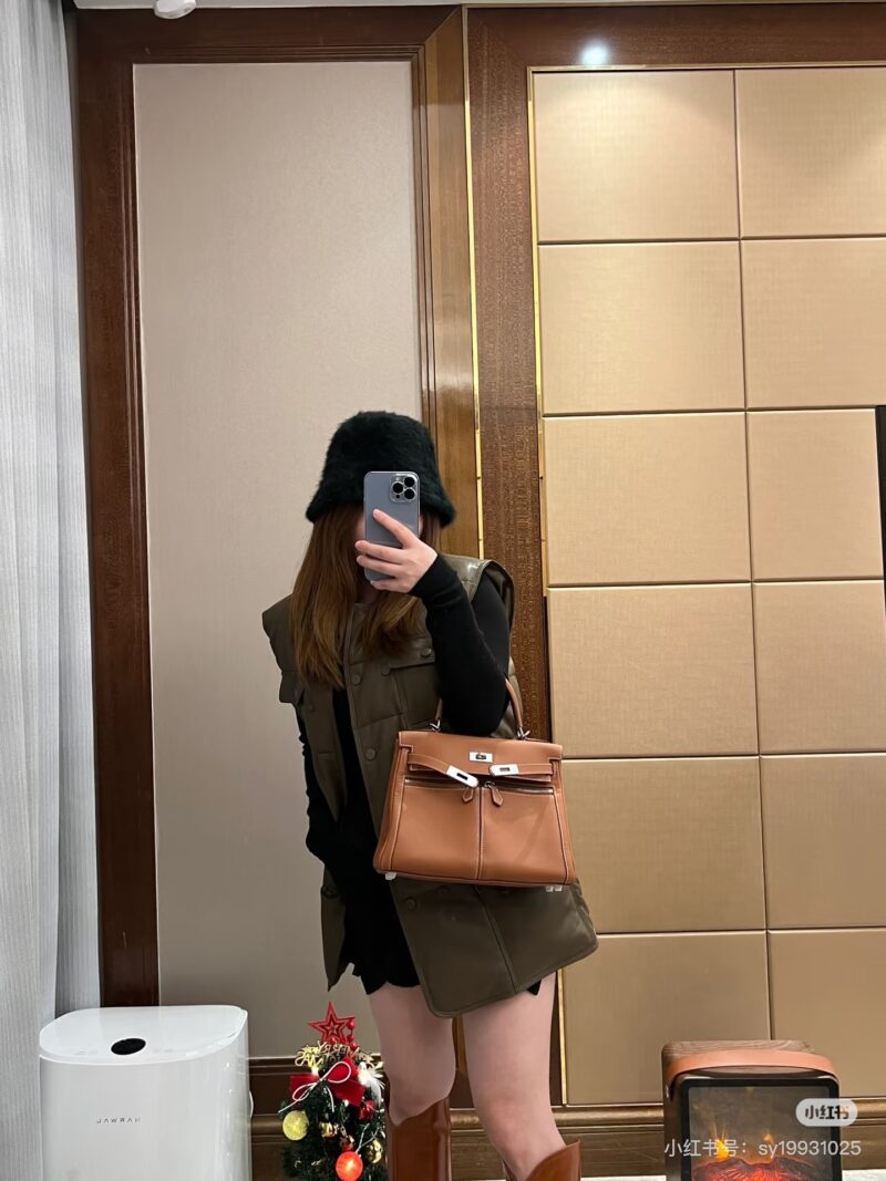 Baozi, everyone~
I was looking for this bag before
This Hermes Kelly Lakis, size 28, gold brown with gold buckle, U-shaped engraving, all NEW~