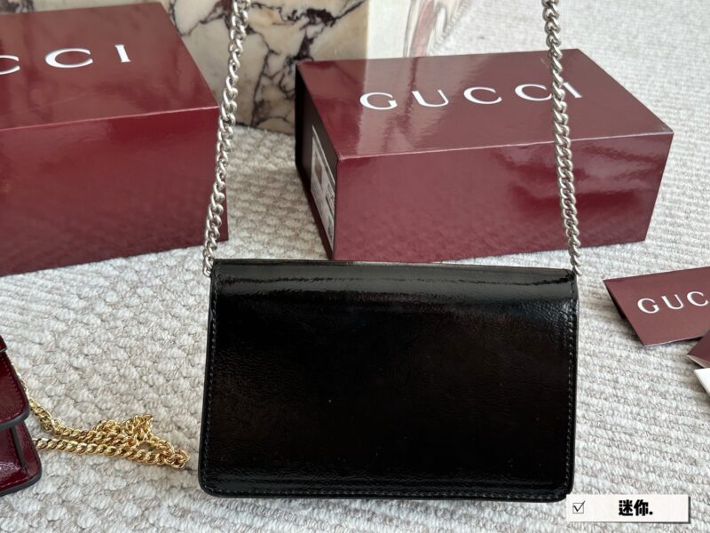49bb18b41c.jpg 215 boxes
size:18 11cm
GG's latest wine god bag with shiny leather
Latest fabric paired with Shijiushen buckle
Super good-looking
