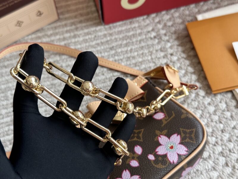 235 box
size：22*12cm 
L Home Mahjong Bun! Replica
?? Short shoulder straps! chain ??
Everything is available!!
Summer mahjong bag is more suitable, really fragrant armpit bag