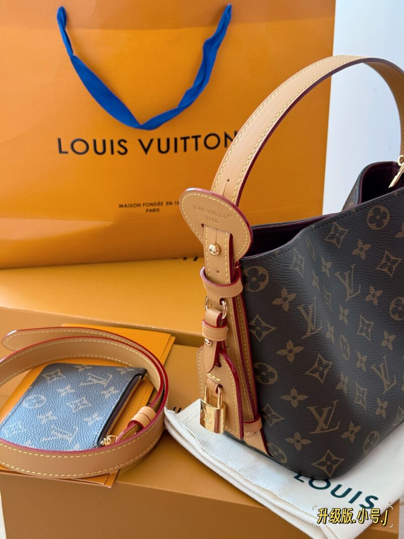 49d35cdf4a.jpg 235 box upgrade version
size:18*16cm
ALL IN BB Heavy Attack|
Who wouldn't be confused after reading this!
There are two faces LV AII IN BB
L Home 25ss Bucket Bag
All in BB, really awesome. Take a good look