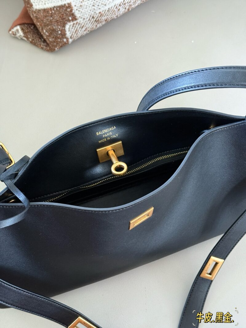 49d826762e.jpg 310 box cowhide
size:35*16.5cm
Balenciaga's new Belair armpit bag
Cool and relaxed armpit bag
The feeling of laziness on the upper body is immediately felt
I really like this convenient and cool super practical big bag!