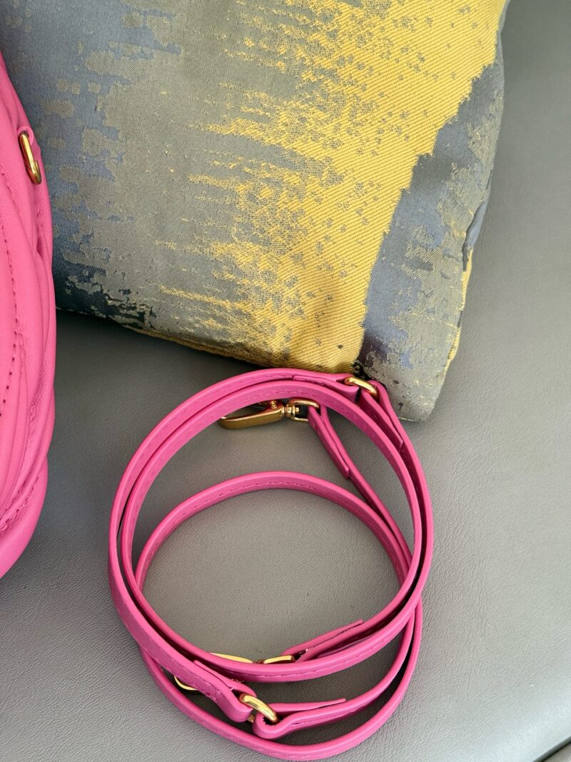 220 boxes
size：22*11cm
MiuMiu girl who can be cool and cute
Miumiu wander bag
Easy to match, can handle any style
The material is very soft
The capacity is also very good
Retro and playful hobo bag shape
It's a bag that I've been taking out almost ...