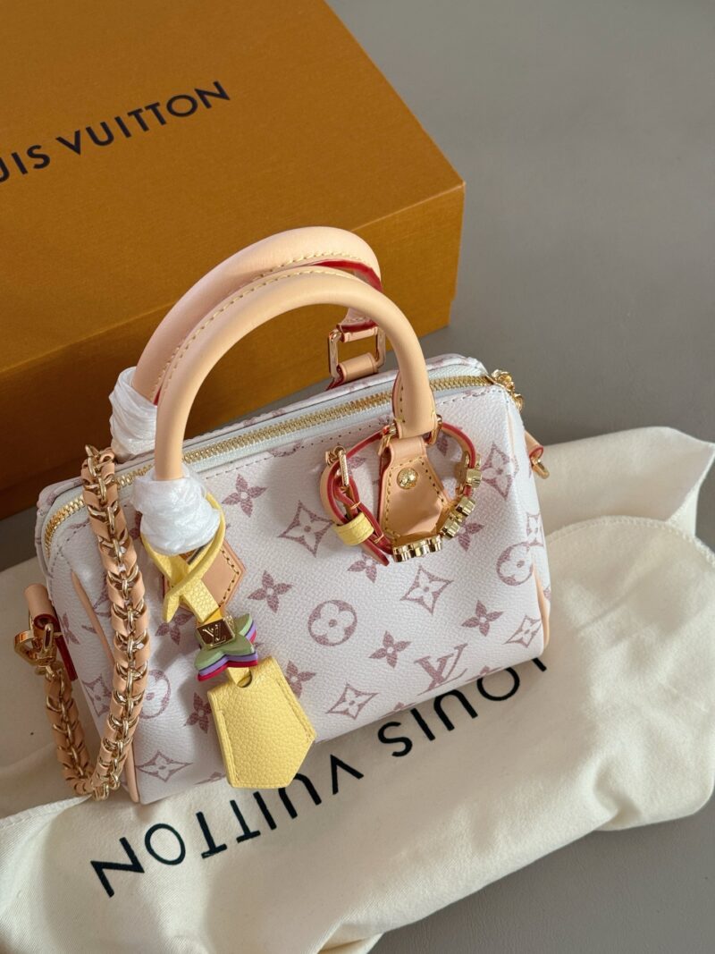4a07e712bc.jpg 275 boxes
size:18*12cm
L's speed 18 Qixi New Style
A cute little one, suitable for wearing a dress in summer
Match various small accessories into your favorite bag,
Plus the pink and tender sand dune color scheme, who doesn't love it!