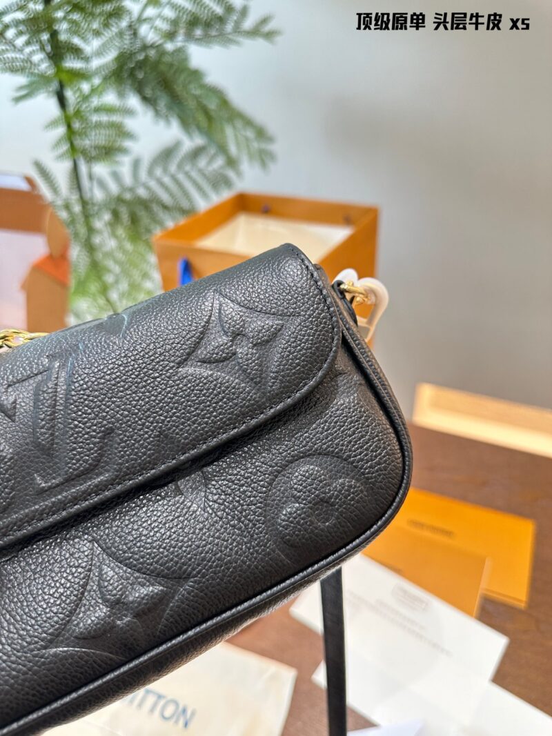 First layer cowhide original single p330
Cute bag shape yet full of elegant temperament folding box! Size 22.11
Lv Ivy Mahjong Bun
Cute bag shape yet full of elegant temperament combined with exquisite and fashionable chain underarm back
A crossbody...