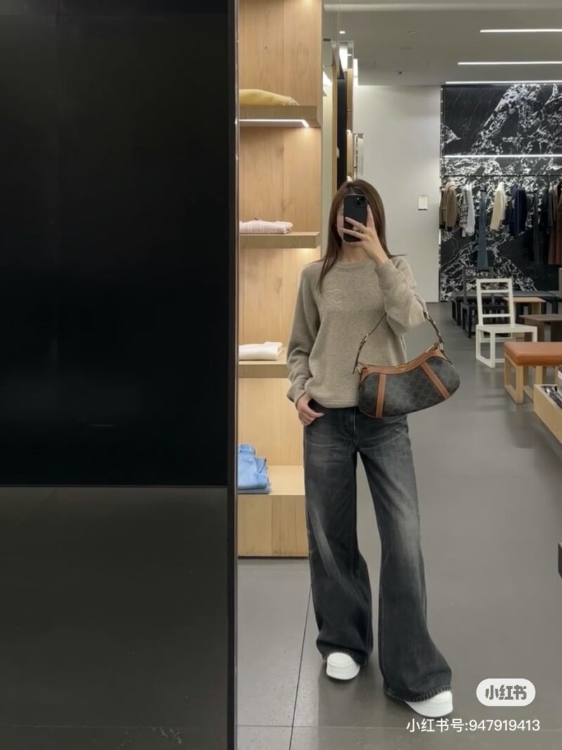 4a0f17d6f4.jpg Celine launches new floral shoulder bag
Full of retro style autumn and winter coats, really beautiful