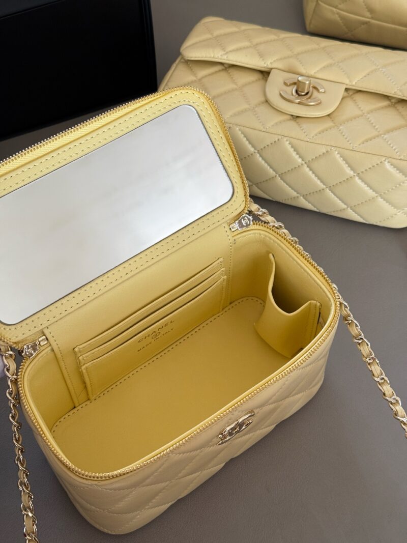 210 Pack
size：18*10cm
Xiaoxiangjia Handle Box Bag
Your upper body is full of immortal energy!
The smooth skin feels super comfortable to the touch
Crossarm/Handheld/
Summer chicken yellow/soft fufu drops super cute/
Search for Double Golden Balls