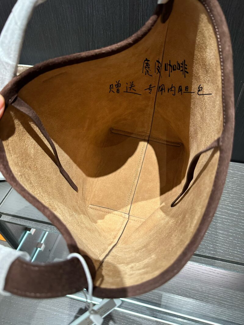 4a1c074290.jpg Bucket Bag ? Gift inner bag G7155 # p335
Liu Yifei, Ni Ni, Dong Jie, Naza, Yang Mi
Waiting for many female celebrities with the same style of bucket bag, bucket bag, medium-sized leather, suede, top layer cowhide
The favorite of minimalism, with la...