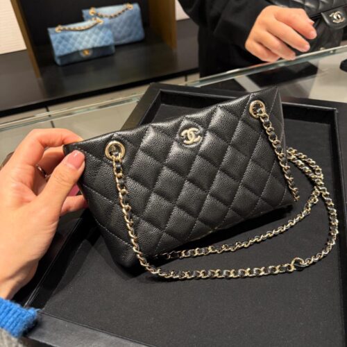 Chanel 25 mini tote bag is simple, versatile, timeless, and not a small waste bag. Highly recommended