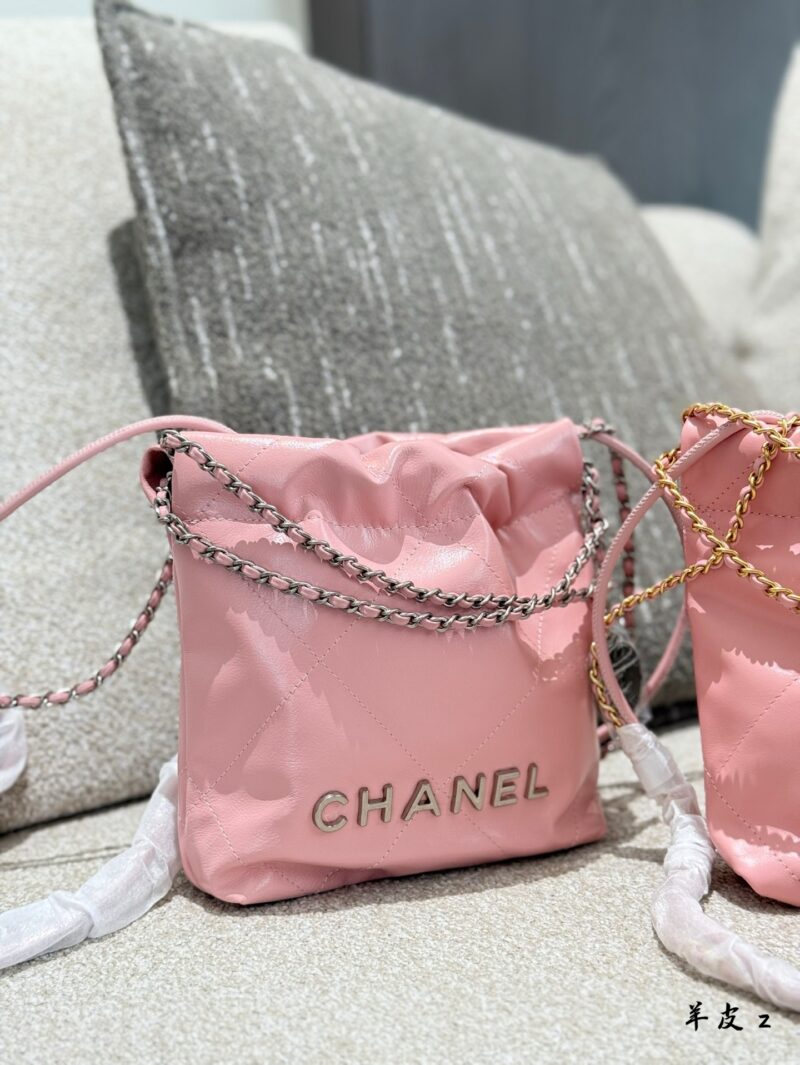 Chanel Mini Garbage Bag P250 Sheepskin
Can be carried by hand or slung over
The new season's C position! Get up the little girl who used to have a casual style with 22 bags
Can be carried by hand or slung over, exquisite and cute 18 × 20 box packaging
