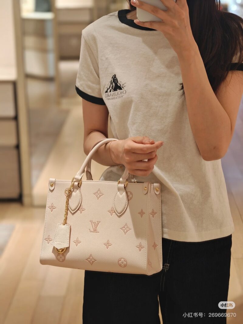 4a39eee88b.jpg Cow horns and totes are really hard to choose!