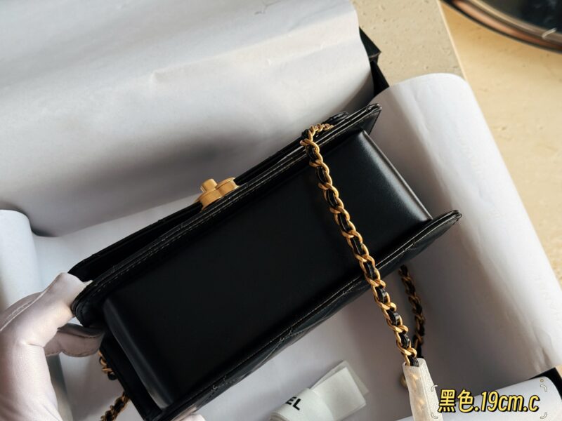 4a3f7e5357.jpg 250 255 with packaging
Size: 19 * 13cm (small size)
22 * 15cm (large size)
Xiaoxiang Family Double Ball WoC
Your upper body is full of immortal energy!
The smooth skin feels super comfortable to the touch
Design of Double Bead Chain
Can I freely adju...