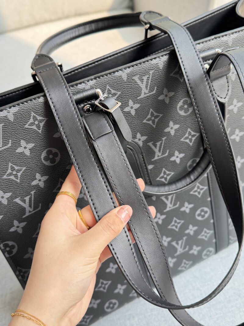4a4cf8775d.jpg Cowhide 345
size:40×33
LV Sac Plat Sakpla 24H Black Warrior Old Flower Music Manual Bag Tote Bag Shopping Bag Handbag briefcase
Steady and atmospheric, fashionable and elegant, the classic color scheme of black and gray highlights the brand's icon...