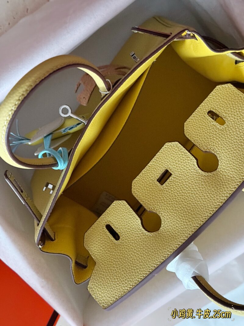 4a5d7b032f.jpg 325 345 with complete packaging
size:25cm/30cm
The season for carrying platinum bags has arrived
Bk25 Original Quality ??
Hermes | Birkin 25 Lychee patterned cowhide
That's really amazing, it's both salty and sweet
A stunningly beautiful birkin...