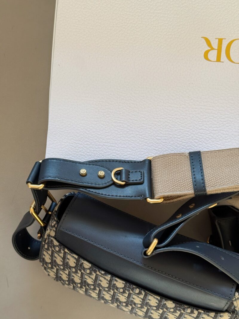 4a628c17d2.jpg 340 box
size:24*14cm
Top up super cool DIOR Streetchic handbag
The large metal plaque design has a cool punk vibe from ancient times!
The wide shoulder straps are adjustable on both sides, allowing it to achieve multiple back styles