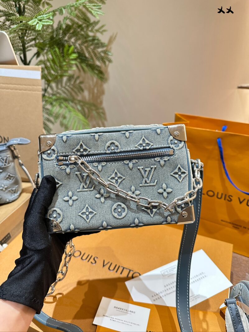 LV denim small box bag that incorporates some futuristic feel
I personally love the 2024 vacation series so much. The futuristic fashion in science fiction movies has a visual effect, so I couldn't wait to flip through this season's new bags. The use...