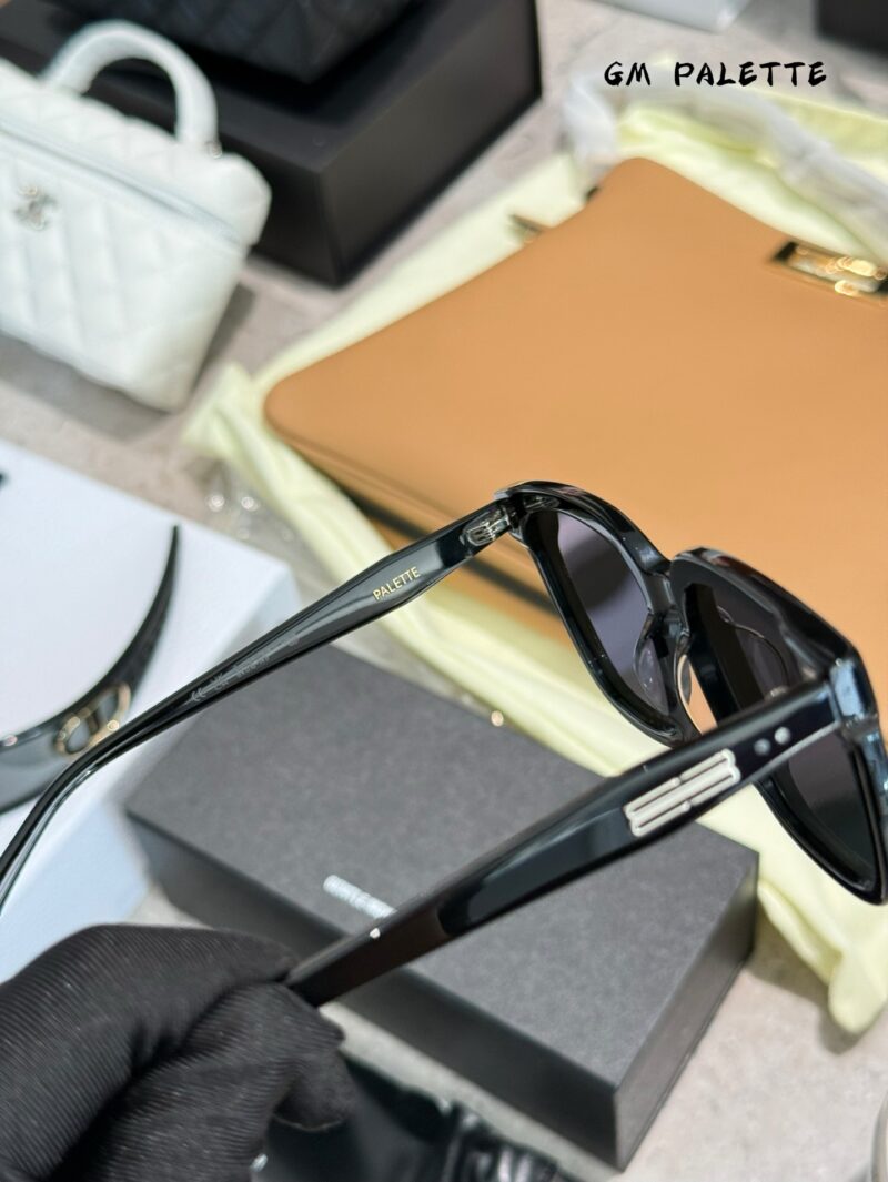 4a7f7d82cd.jpg Actual delivery photo p185
Jay Chou's Same Style Gm Palette
Every pair of glasses is a combination of fashion and art. They are not just tools for shade and eye protection, but also fashionable items that showcase individuality. Whether it's the retr...