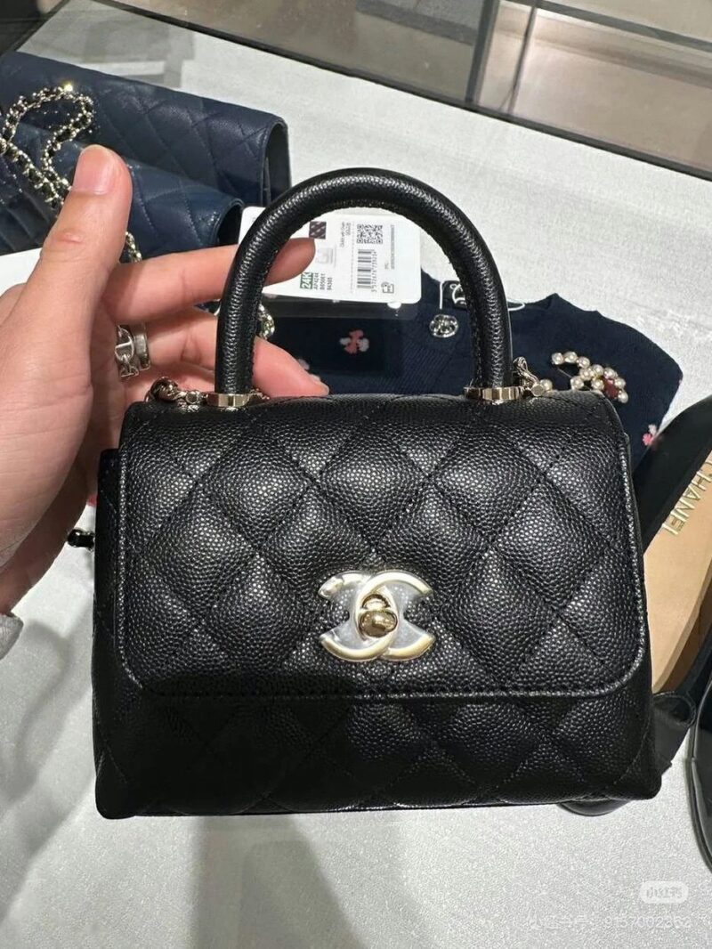 Coco Mini
I saw Chanel's super mini bean bag
A little one is too obedient! The texture of the caviar skin is very good, and it is a cute little one that has been proportionally reduced. It is indeed the era of small bags, which is very suitable for p...