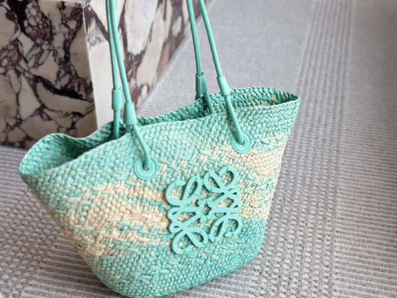 4a85321714.jpg 179 without box
Size: Bottom width 30, top width 50 * height 25cm
LOEWE | Grass woven bag
Don't you have such a beautiful straw woven bag in summer?
100% suitable for vacation~
Look at the sea, look at the sea, look at the sea