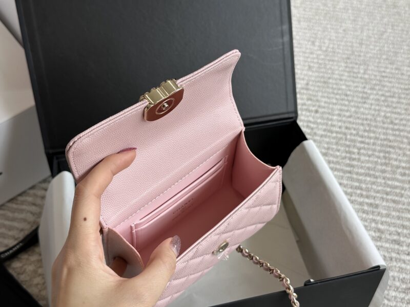 4a86d29314.jpg 210 box
size:19*10cm
15*12cm
Xiaoxiangjia 23Kelly Mobile Bag
This bag type is a whole love to live in
Little Kelly Grandma/Exquisite and Cute/
You can put your phone on
Can be carried by hand or slung diagonally
The caviar cowhide is too perfect!