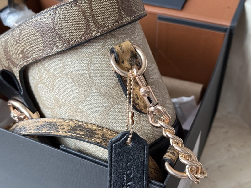 4a8924c834.jpg 235 box
size:19*13cm
C's new model Georgie
Limited edition presbyopia box bag,
This one exudes a high-end texture,
And it's super versatile.
It's time to give yourself a seasonal bag~
Original hardware! Order version!