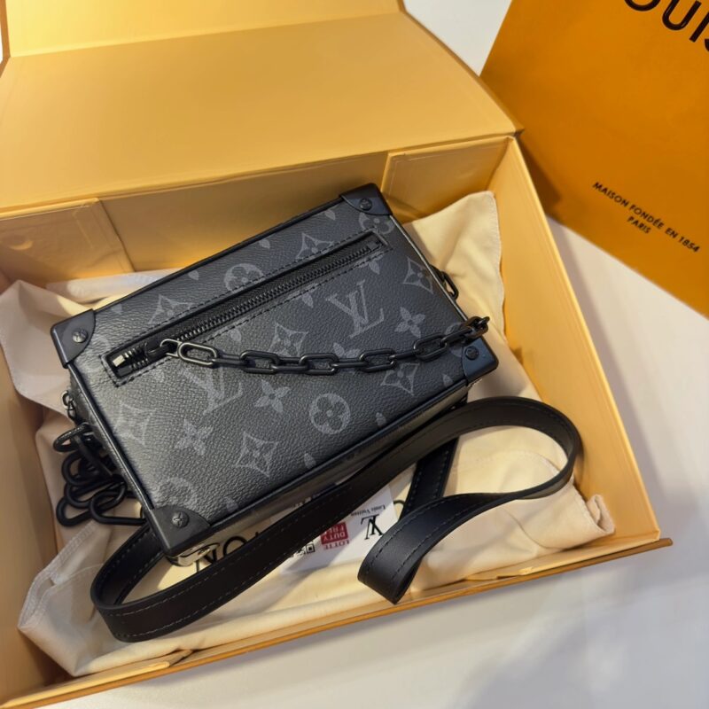 4a90474d7e.jpg Copy of original order ? MINISOTTRUNK black floral handbag features the iconic Monogram print paired with contrasting resin chain straps, creating a delicate and charming design. This charming handbag has sharp edges and elegant connotations, sho...