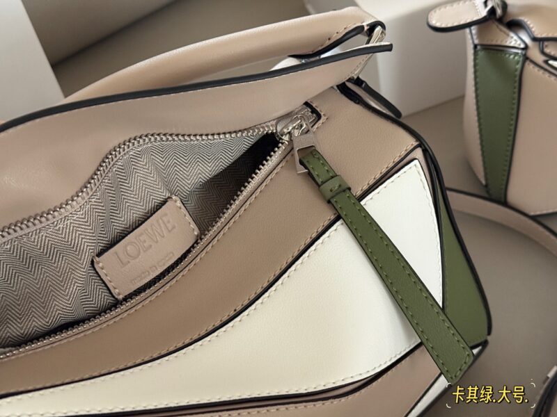 4a9290bb03.jpg 225 255 box
Size: 18 * 10cm (mini)
24 * 15cm (large size)
Loewe Geometry Package Puzzle
Truly cannot be missed,
?? Cowhide quality!
Completely hold on!
Puzzle khaki green color combination
Even high-level ones have to overflow