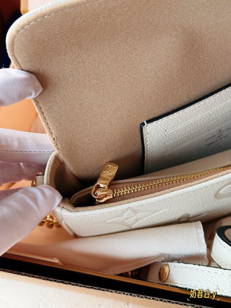 4a988c45a9.jpg 195 full set of packaging
size:23*12cm
L's new Ivy embossed model
New cream white LvIvy armpit bag
Very suitable for light toned summer clothes
Configure chains and crossbody straps
Complete packaging ??