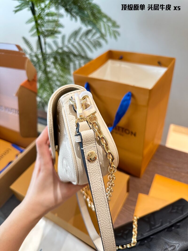 First layer cowhide original single p330
Cute bag shape yet full of elegant temperament folding box! Size 22.11
Lv Ivy Mahjong Bun
Cute bag shape yet full of elegant temperament combined with exquisite and fashionable chain underarm back
A crossbody...