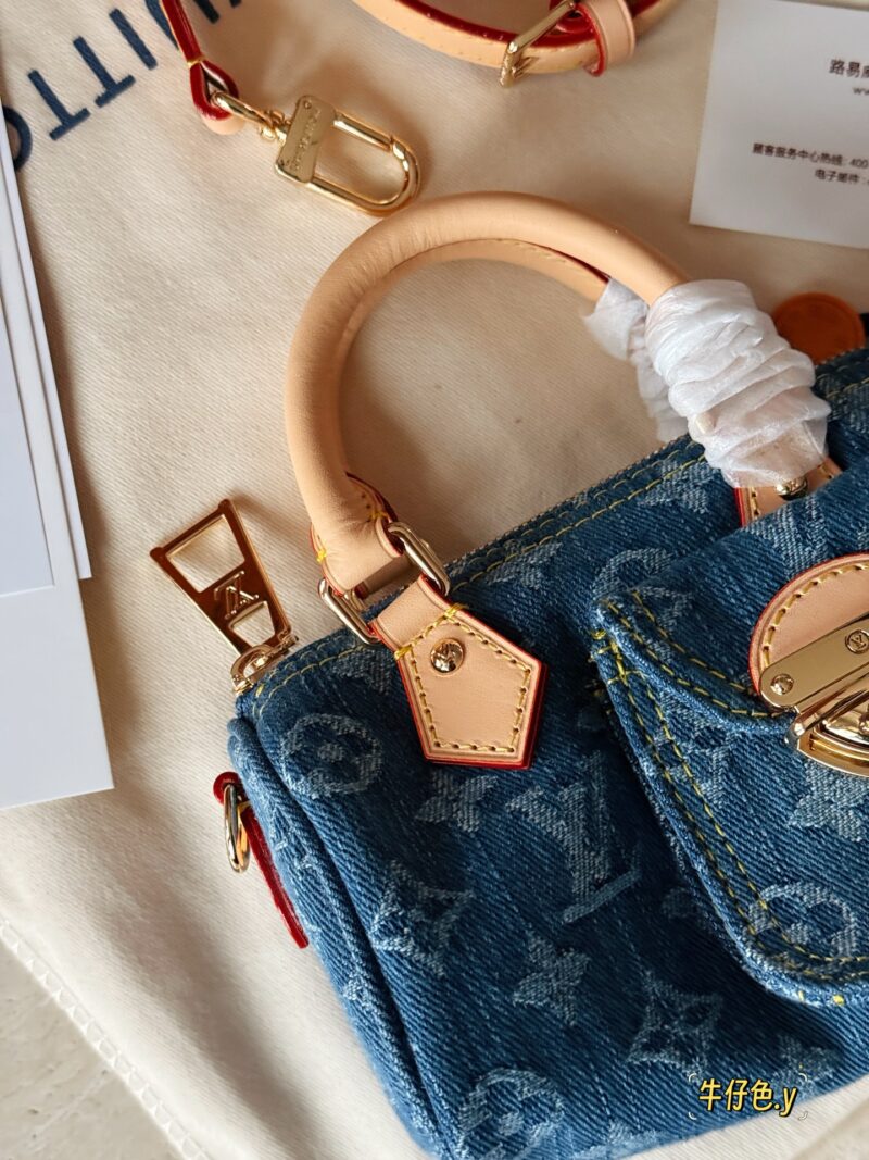 4ab88ef24a.jpg 265 box
size17*11cm
L's newly released denim Nano Speedy
Really cute
I feel younger than an old flower
It looks very mini, but it can hold a wallet, lipstick, phone, iPhone, car keys
Tested daily travel without any issues, OK