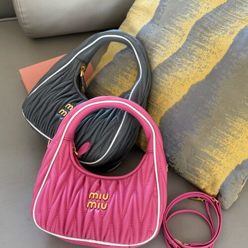 220 boxes
size：22*11cm
MiuMiu girl who can be cool and cute
Miumiu wander bag
Easy to match, can handle any style
The material is very soft
The capacity is also very good
Retro and playful hobo bag shape
It's a bag that I've been taking out almost ...