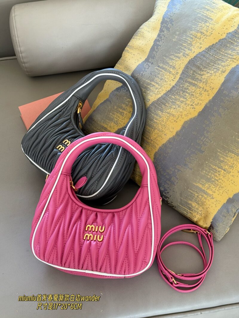 220 boxes
size：22*11cm
MiuMiu girl who can be cool and cute
Miumiu wander bag
Easy to match, can handle any style
The material is very soft
The capacity is also very good
Retro and playful hobo bag shape
It's a bag that I've been taking out almost ...
