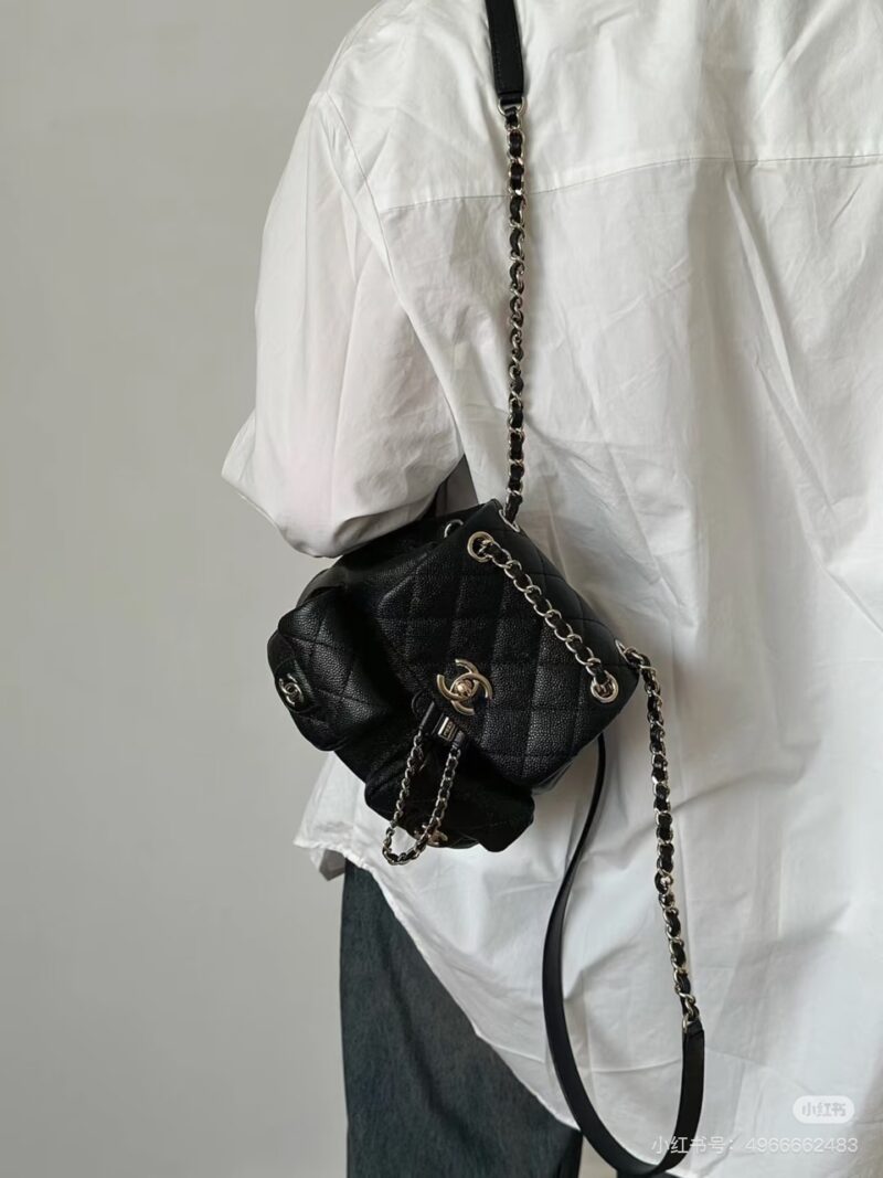 4ae67e110f.jpg A small 'frog' that combines fashion and practicality!
The most profitable Chanelduma
Still knock on durable lychee cowhide
Compact and exquisite, but very durable The upper body exudes a strong sense of fashion!
It looks great with any combination a...