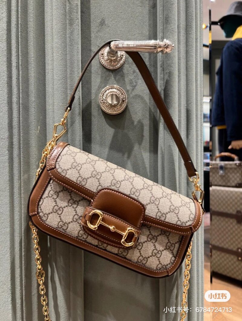 4af57167ed.jpg G Home 1955 New Underarm Bag
G's 1955 new MINI armpit bag, isn't it too beautiful! Two shoulder straps, one leather strap can be used as an underarm bag, and one metal chain can be worn diagonally on one shoulder. #Big Brand Bag # High end Customizat...
