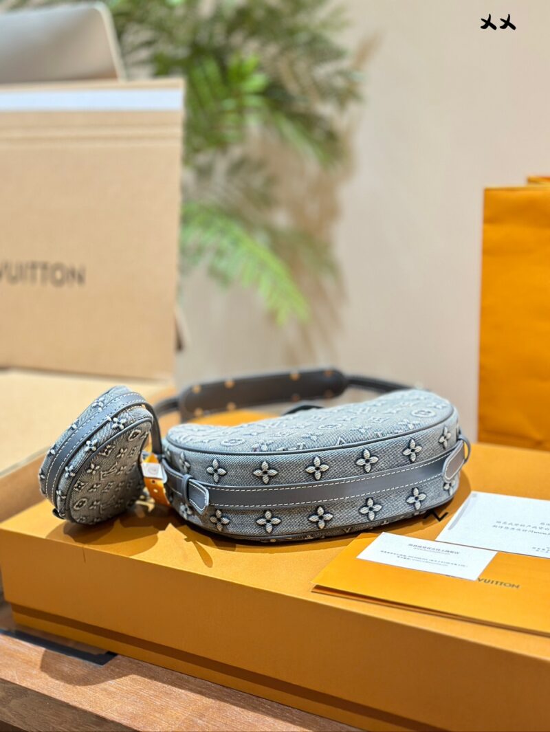 4b15674e1c.jpg LV Cowboy Pea Bag
Do you love this pea bag? The bag shape is like a pea pod, with smooth lines and a strong sense of styling. It imitates denim patterns and prints PVC leather, which is more durable and waterproof compared to denim. It is a must-have...